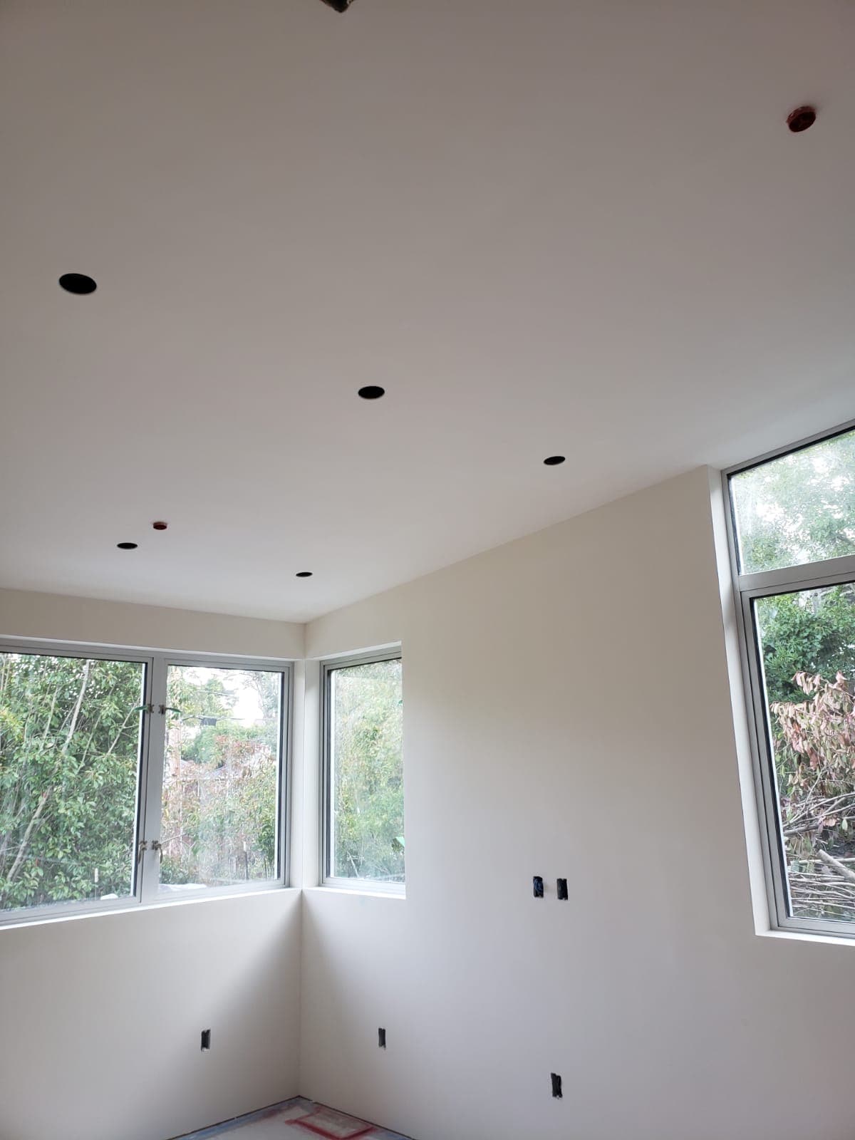 Smooth finished walls and ceiling in a modern room